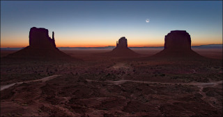 Moonrise-over-Monument-Valley