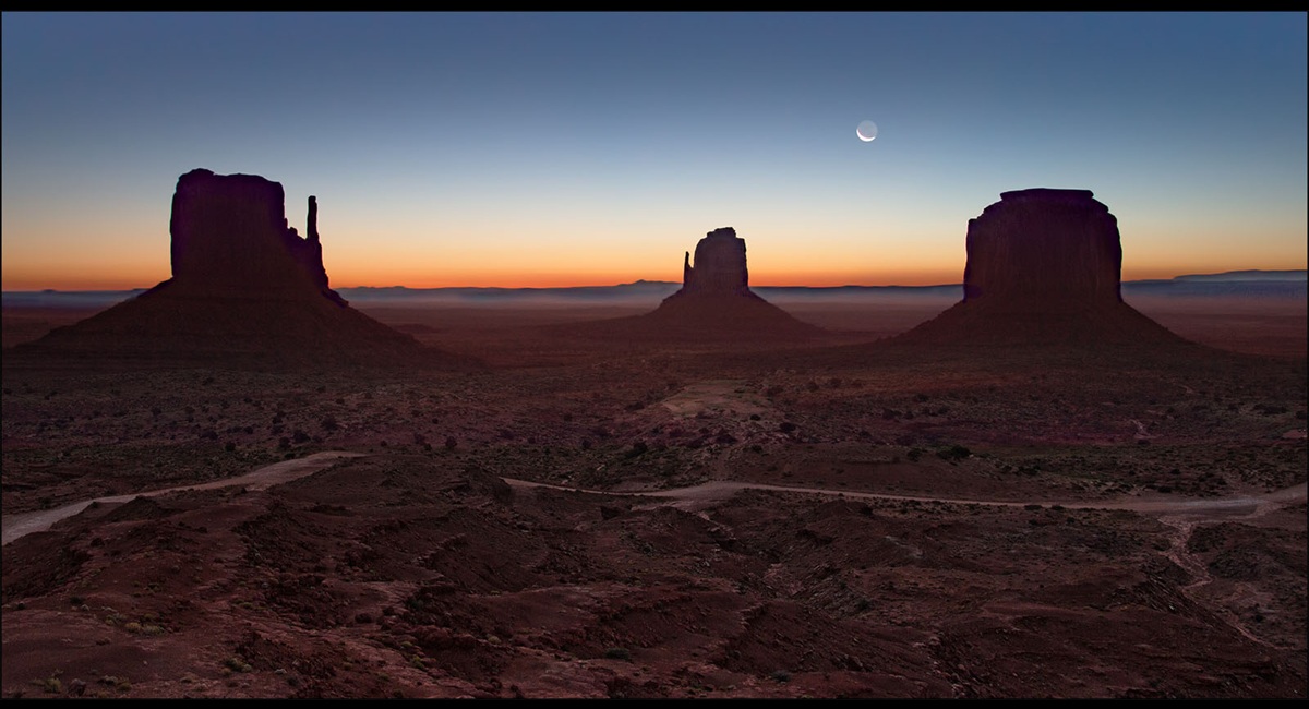 Moonrise-over-Monument-Valley (Copy)